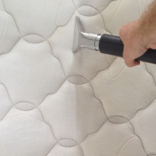 Intensive Reinigung einer weißen Matratze mit Dampftechnik zur Milbenbekämpfung und Hygienisierung